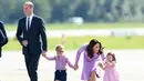 Saat banyak orang menginginkan hidup seperti keluarga kerajaan, Pangeran William dan Kate Middleton malah melakukan hal sebaliknya. (GETTY IMAGESKARWAI TANG/Cosmopolitan)