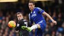 Gelandang Chelsea, Nemanja Matic, berebut bola dengan gelandang Stoke, Xherdan Shaqiri. Hasil imbang ini membuat Chelsea tertahan di peringkat ke-10. (Reuters/Tony O'Brien)