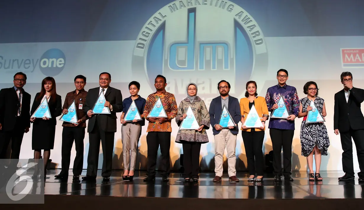 COO PT KMK, Manuel Irwanputra (ketiga kanan) saat menerima penghargaan Digital Marketing Award 2016 di Jakarta, Kamis (19/10). Liputan6.com meraih penghargaan The Best Digital Product dengan Kategori “News & Magazine App” (Liputan6.com/Johan Tallo)