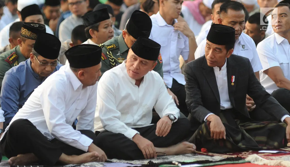 Presiden Joko Widodo atau Jokowi berbincang usai salat Idul Adha 1439 Hijriah di Lapangan Tegar Beriman, Cibinong, Kabupaten Bogor, Jawa Barat, Rabu (22/08). (Merdeka.com/Arie Basuki)