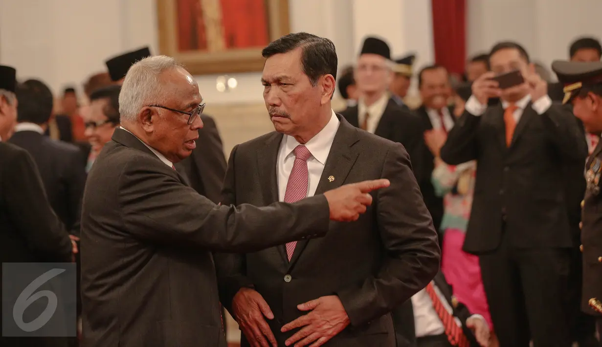 Plt Ketua KPK Taufiqurachman Ruki (kiri) berbincang dengan Menko Polhukam Luhut Binsar Pandjaitan sebelum acara pemberian tanda kehormatan oleh Presiden Jokowi kepada tokoh nasional di Istana Negara, Jakarta, Kamis (13/8). (Liputan6.com/Faizal Fanani)