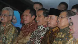 Jokowi duduk berdekatan dengan Sutiyoso, Abdul Latief dan Jusuf Kalla, Pasaraya Blok M, Jakarta, Kamis (2/10/2014) (Liputan6.com/Herman Zakharia)