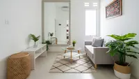 9 Model Ruang Tamu Sempit Ceiling Tinggi agar Terlihat Lapang, Nyaman dan Modern
