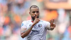 Selebrasi pemain Arema FC, Gustavo Almeida Dos Santos, setelah mencetak gol kedua ke gawang Persija Jakarta dalam pertandingan pekan kesembilan BRI Liga 1 2023/2024 yang berlangsung di Stadion Patriot Candra Bhaga, Bekasi, Minggu (20/9/2023). (Bola.com/M Iqbal Ichsan)