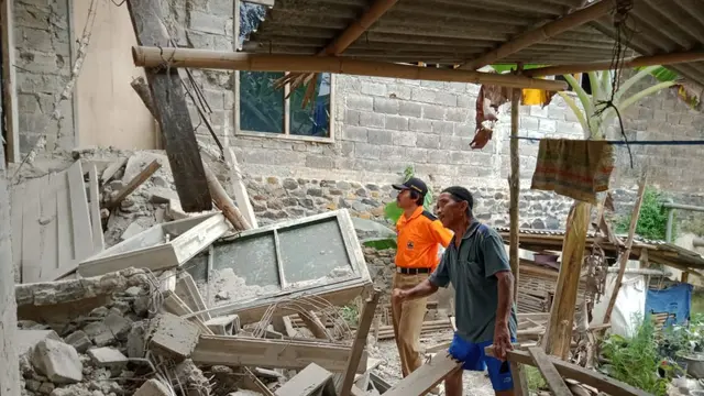 Satu rumah di Dayeuhluhur, Cilacap ambruk usai terdampak gempa bumi perbatasan Cilacap-Kota Banjar. (Foto: Liputan6.com/BPBD Cilacap/Muhamad Ridlo)
