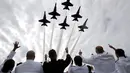 Jet tempur Angkatan Laut AS Blue Angels melakukan atraksi saat upacara wisuda Lulusan US Naval Academy di Annapolis, Maryland, (26/5). Akademi ini mendidik perwira Angkatan Laut dan Korps Marinir Amerika Serikat. (AP Photo / Patrick Semansky)
