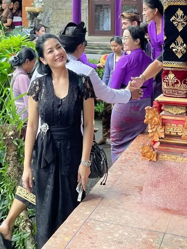 Happy Salma dan Lulu Tobing  saat Upacara Ngaben di Bali