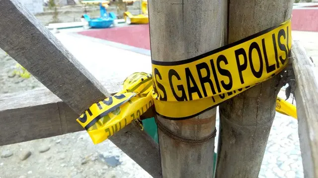 Garis polisi terpasang di sekitar kolam renang lokasi kecelakaan air yang menewaskan seorang murid kelas 2 SD negeri 3 Makam Rembang, Sabtu (22/2/2020). (Foto: Liputan6.com/Rudal Afgani Dirgantara)
