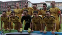 Pemain Bhayangkara FC saat melawan PS Tira pada lanjutan Liga 1 2018 di Stadion PTIK, Jakarta, Jumat (4/5/2018).  (Bola.com/Nick Hanoatubun)