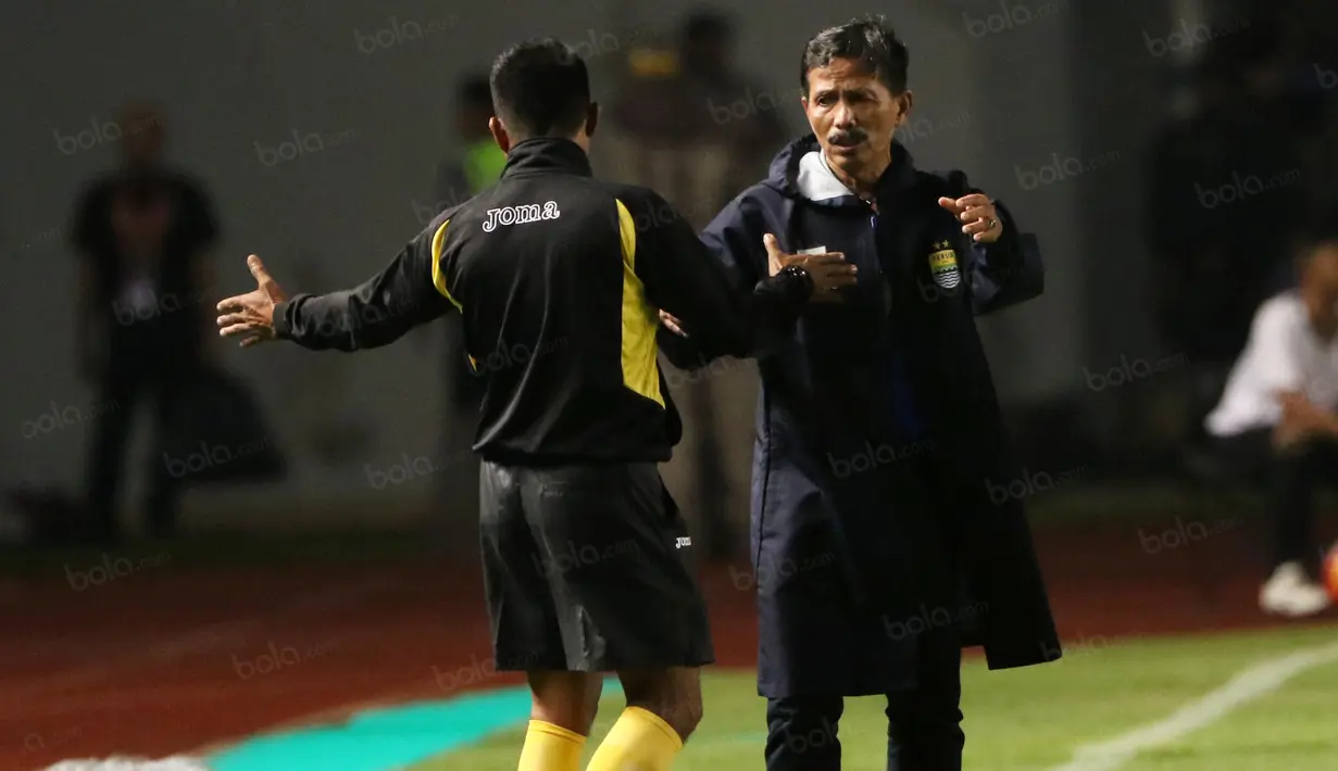 Djajang Nurjaman diperingatkan wasit saat melewati garis batas pelatih saat Persib Bandung melawan PSM Makassar di Stadion Gelora Bandung Lautan Api, Bandung, Sabtu (2/7/2016). (Bola.com/Nicklas Hanoatubun)