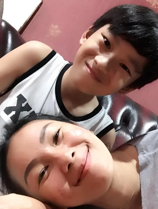 Kalina Ocktaranny dan Azka terlihat menghabiskan waktu dengan bersantai di rumah. (Foto: instagram.com/kalinaocktaranny)