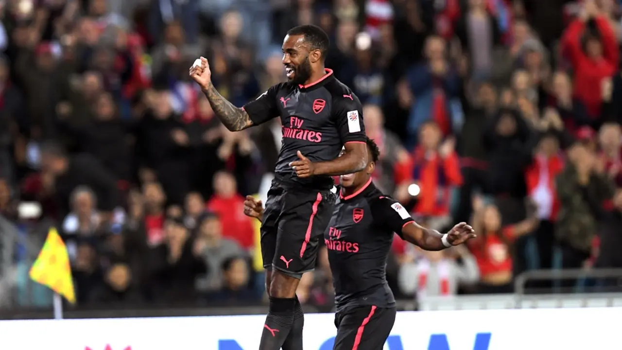 Striker Arsenal, Alexandre Lacazette, selebrasi setelah mencetak gol ke gawang Sydney FC, Kamis (13/7/2017). 