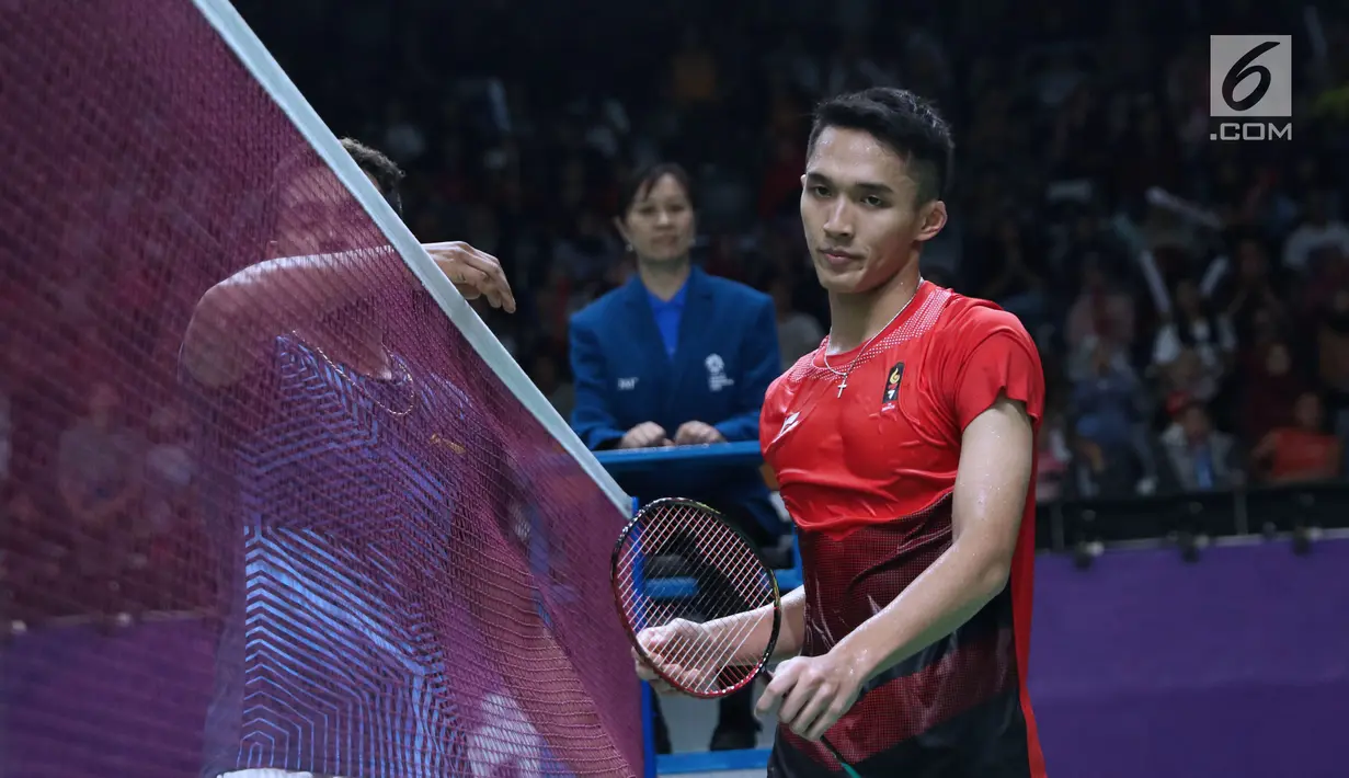 Tunggal putra Indonesia, Jonatan Christie usai dikalahkan pemain India, Prannoy Haseena Sunil Kumar pada perempat final Bulutangkis Beregu Putra Asian Games 2018 di Jakarta, Senin (20/8). (Liputan6.com/Helmi Fithriansyah)