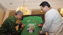 Gubernur Provinsi DKI, Jakarta Basuki Tjahaja Purnama (Kanan) bersama Presiden Direktur Nestle Indonesia, Rashid Qureshi menandatangani kaos peserta Jakarta International 10 K di balai Kota, Jakarta, Jumat (22/05/2015). (Liputan6.com/Herman Zakharia)
