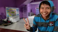 Bek muda Madura United asal Kediri, Risna Prahalabenta memanfaatkan liburan dengan menyambangi mantan rekan setimnya di Persik Kediri. (Bola.com/Gatot Susetyo)