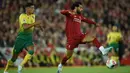 Gelandang Liverpool, Mohamed Salah, mengontrol bola saat melawan Norwich pada laga Premier League di Stadion Anfield, Liverpool, Jumat (9/8). Liverpool menang 4-1 atas Norwich. (AFP/Oli Scarff)