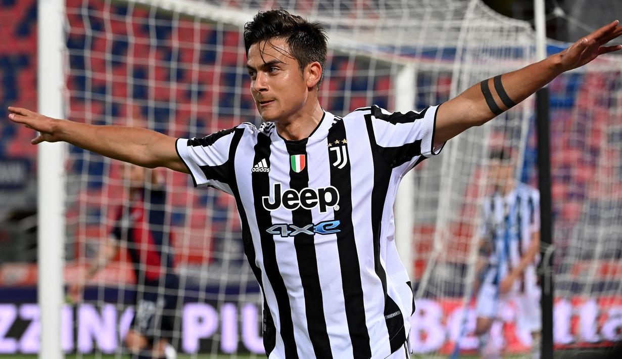 Penyerang Juventus, Paulo Dybala, melakukan selebrasi usai mencetak gol ke gawang Bologna pada laga Liga Italia di Stadion Renato-Dall'Ara, Minggu (23/5/2021). Juventus menang dengan skor 4-1. (AFP/Andreas Solaro)