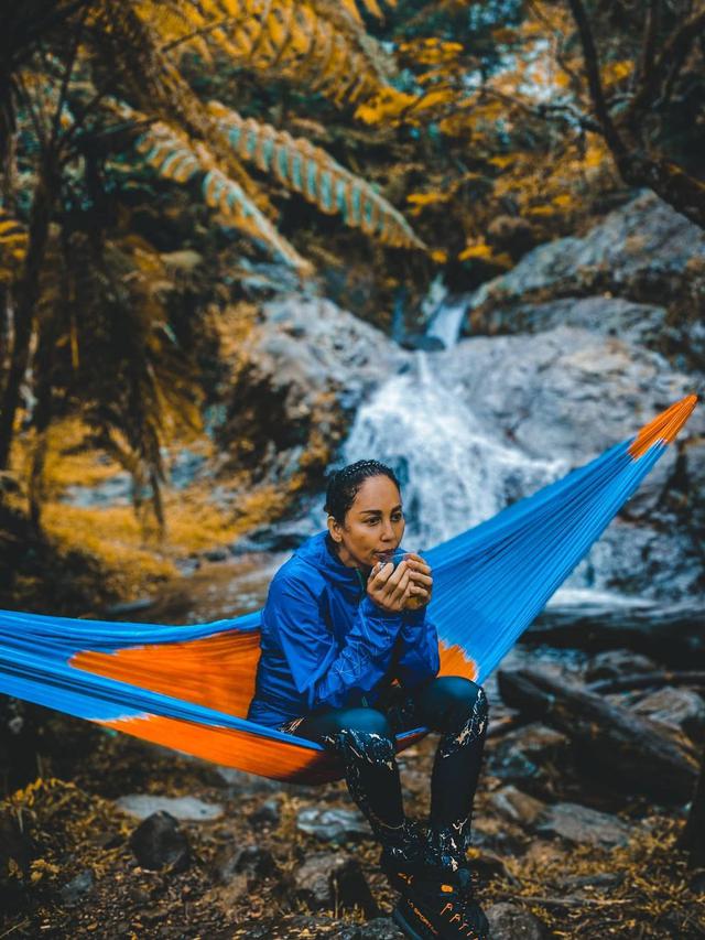 Dikenal Awet Muda, Ini 6 Potret Meriam Bellina yang Hobi Hiking