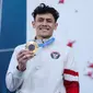 Atlet panjat tebing Indonesia, Veddriq Leonardo, memamerkan medali emas Olimpiade Paris 2024, yang diraihnya dari nomor speed putra, Kamis (8/8/2024). (NOC Indonesia)