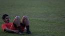 Penyerang Persija Jakarta, Bambang Pamungkas melakukan pendinginan usai mengikuti latihan bersama tim Macan Kemayoran jelang Piala Presiden 2015 di Lapangan Yon Zikon 14, Jakarta, Senin (24/8/2015). (Bola.com/Vitalis Yogi Trisna)