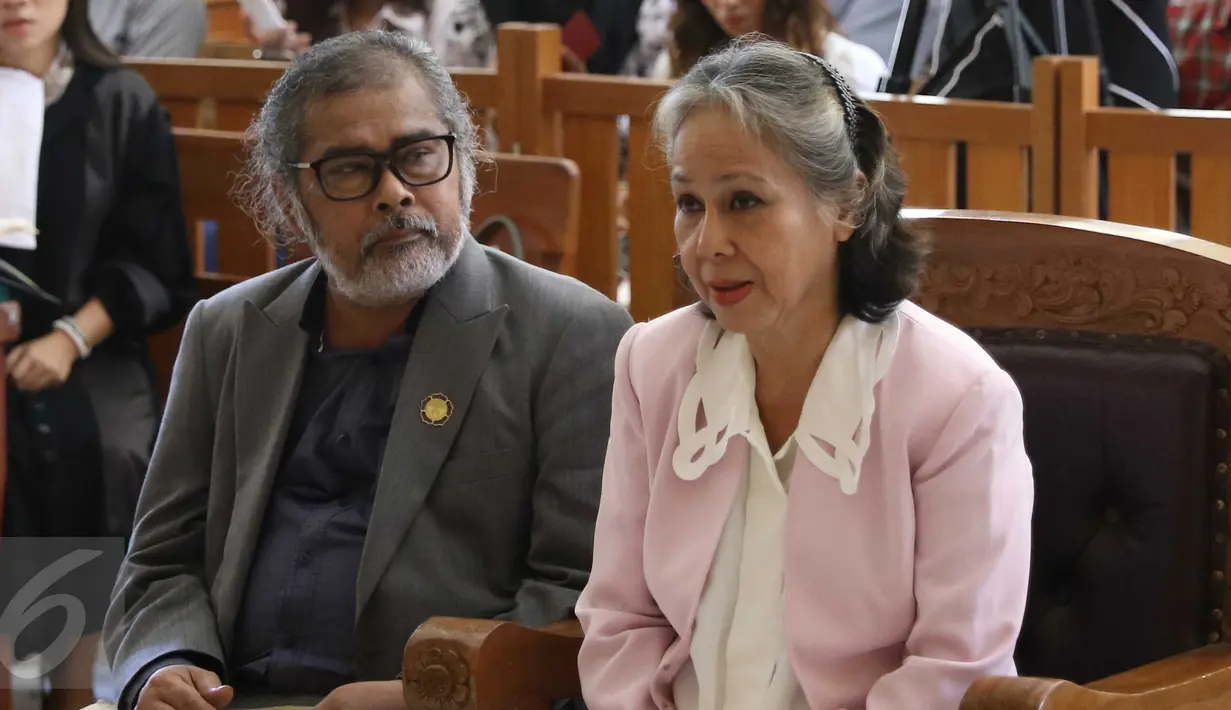 Terdakwa Margriet Megawe (kanan) dan Ketua KPAI Arist Merdeka Sirait (kiri) memberi keterangan dalam persidangan kasus Angeline, Pengadilan Negeri Denpasar, (12/1). Jaksa menghadirkan Arist Merdeka untuk memberikan kesaksian. (Liputan6.com/Angga Yuniar)