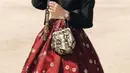 Saat mengenakan hanbok dengan warna yang lebih bold, atas hitam dengan detail bunga dan rok merah membuatnya seperti perempuan Korea. [Foto: IG/@isyanasarasvati].