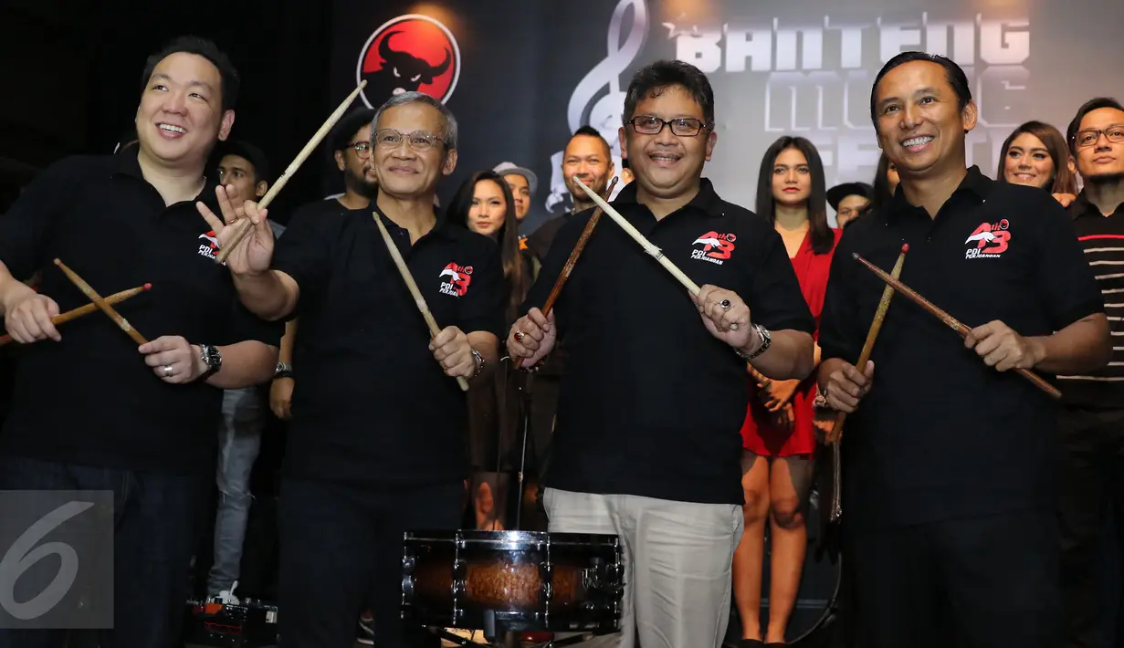 Sekjen PDIP, Hasto Kristiyanto (kedua kanan) usai memukul drum sebagai simbol dibukanya Banteng Music Festival 2016 di kawasan SCBD, Jakarta, Senin (14/3/2016). (Liputan6.com/Herman Zakharia)