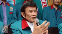 Ketua Umum Partai Idaman, Rhoma Irama memberi keterangan terkait hasil verifikasi Kemenkumham di Jakarta, Minggu (9/10). Berdasar raker DPW, Partai Idaman akan mengambil langkah mengakuisisi parpol lama. (Liputan6.com/Helmi Fithriansyah)