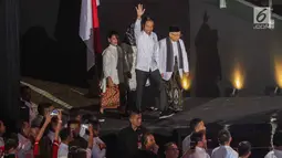 Presiden RI terpilih 2019-2014, Joko Widodo bersama Wakil Presiden terpilih, KH Ma’ruf Amin bersama istri menyapa pendukungnya jelang menyampaikan pidato Visi Indonesia di SICC, Sentul, Kab Bogor, Jawa Barat, Minggu (14/7/2019). (Liputan6.com/Helmi Fithriansyah)