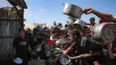 Pengungsi Palestina berdesak-desakan di depan dapur umum di Khan Yunis, Jalur Gaza Selatan, pada 19 September 2025. (Foto: AFP)