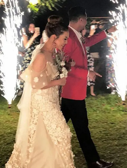 Setelah keduanya resmi sebagai pasangan suami-istri, Keenan dan Ghyan pun menggelar resepsi berkonsep pesta kebun yang terbilang sederhana namun hangat kekeluargaan. (Instagram/keenan.ghyan)