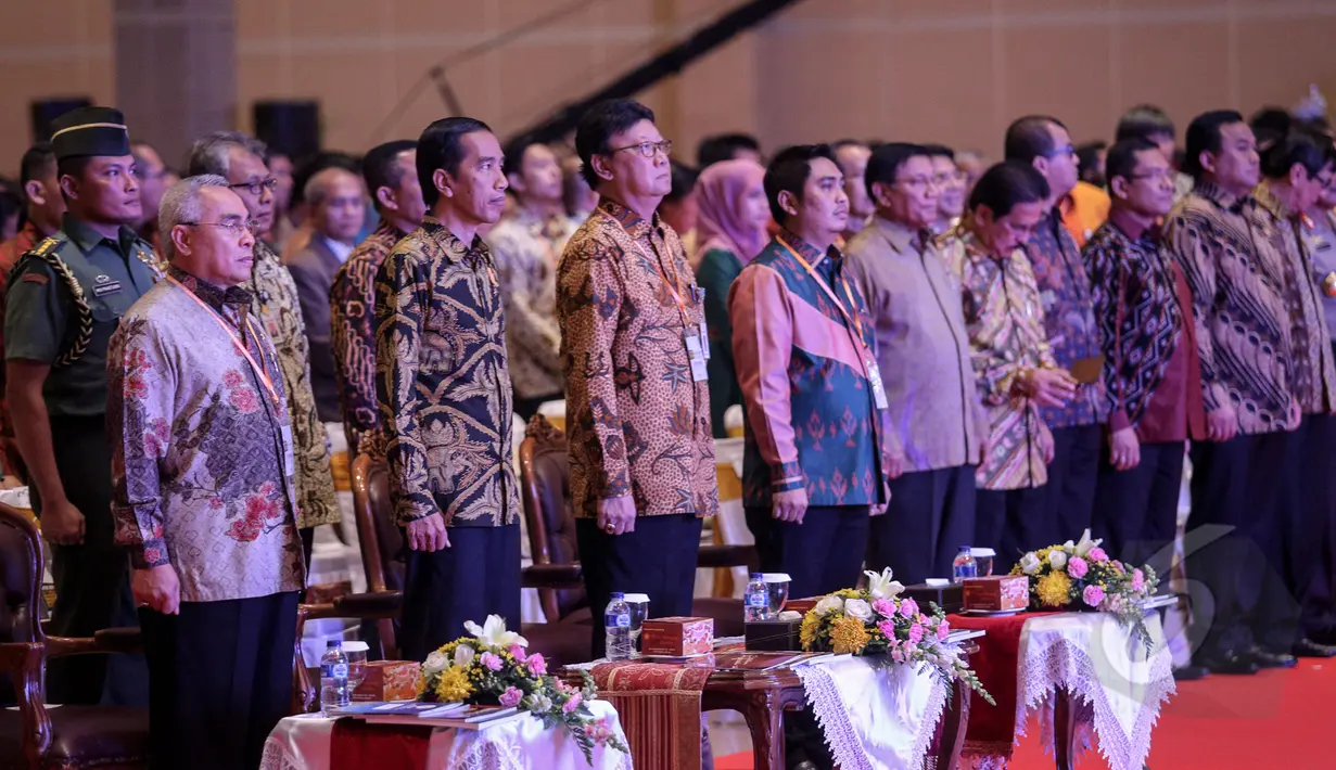 Jokowi (kedua kiri) didampingi Ketum APKASI, Isran Noor (kiri) dan Mendagri Tjahjo Kumolo saat menghadiri pembukaan APKASI International Trade and Investment Summit 2015 di Jakarta, Rabu (13/5). (Liputan6.com/Faizal Fanani) 