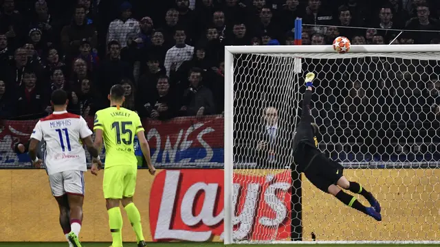 Aksi penyelamatan kiper Barcelona, Marc-Andre ter Stegen saat duel lawan Lyon di Liga Champions, Selasa (19/2). (AFP/Jeff Pachoud)