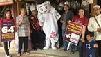 Maskot Piala Dunia 2022, La'eeb berfoto bersama warga saat mengunjungi Pasar Sentra Antasari, Banjarmasin, Kalimantan Selatan, Sabtu (29/10/2022). Kedatangan La'eeb ini menambah kemeriahan jelang bergulirnya Piala Dunia 2022 pada November mendatang. (FOTO: Dok. SCM)