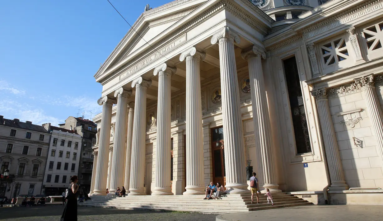 Warga mengunjungi gedung konser Romanian Athenaeum di Bucharest, Rumania, pada 7 Juni 2020. Setelah dua tahap penerapan langkah pelonggaran, warga Rumania kini menjalani "kehidupan seminormal". (Xinhua/Gabriel Petrescu)