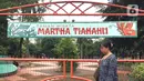 Pejalan kaki melewati Taman Martha Tiahahu di kawasan Blok M, Jakarta, Selasa (18/2/2020). Keasrian dan kenyamanan taman yang memiliki luas 20.960 meter persegi tersebut dinilai terbengkalai dan tak layak menjadi taman kota karena tidak terawat. (Liputan6.com/Immanuel Antonius)