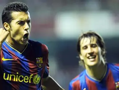 Winger Barcelona, Pedro Rodriguez (kiri) bersama rekannya, Bojan Krkic (kanan) merayakan golnya ke gawang Athletic Bilbao pada leg pertama Piala Super Spanyol yang berlangsung di San Mames Stadium, 16 Agustus 2009. AFP PHOTO/Rafa Rivas 