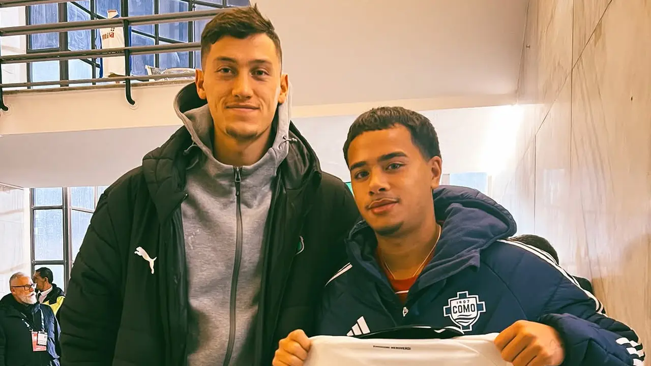 Bek muda Como 1907, Lyfe Oldenstam, berkesempatan untuk bertemu dengan palang pintu Sassuolo dan Timnas Indonesia, Jay Idzes.