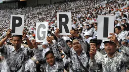 Ribuan guru dari sejumlah daerah menghadiri peringatan HUT Persatuan Guru Republik Indonesia (PGRI) ke-70 di SUGBK, Jakarta, Minggu (13/12/2015). Para guru kecewa karena Presiden jokowi tidak hadir di acara tersebut. (Liputan6.com/Johan Tallo)