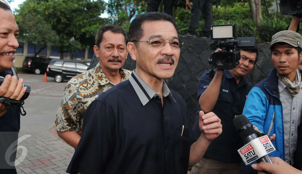 Mantan Menteri Dalam Negeri (Mendagri) Gamawan Fauzi usai diperiksa penyidik KPK, Jakarta, Kamis (19/1). Gamawan Fauzi diperiksa sebagai saksi untuk tersangka Sugiharto pada kasus dugaan korupsi pengadaan e-KTP. (Liputan6.com/Helmi Afandi)