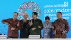 Ketua Panitia IMF-Bank Dunia Luhut Binsar Pandjaitan (tengah), Direktur Pelaksana IMF Christine Lagarde, Presiden Bank Dunia Jim Yong Kim, Menkeu Sri Mulyani, dan Gubernur BI Perry Warjiyo saat penutupan, Bali, Minggu (14/10). (Liputan6.com/Angga Yuniar)