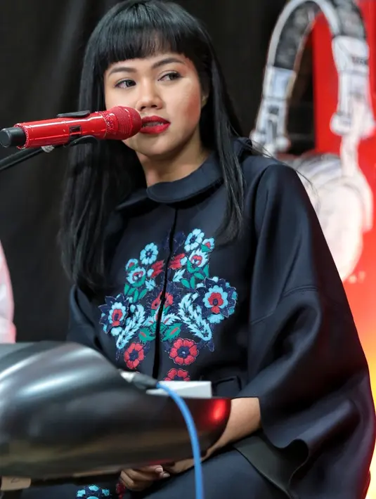 Dengan perjuangan Kartini yang menyejajarkan kesetaraan hak perempuan terhadap pria, wanita bisa lebih bebas dalam berkarya. Untuk bisa berkarya, ketekunan dan kedisiplinan juga harus diperhatikan. (Adrian Putra/Bintang.com)