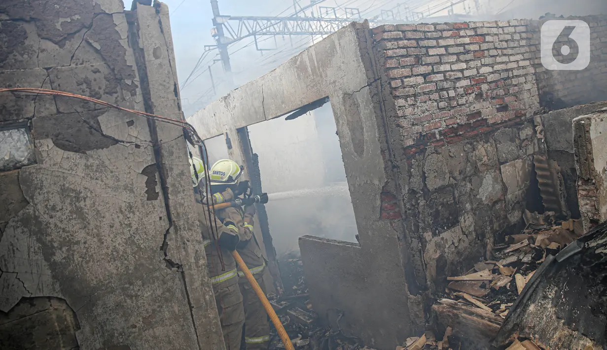 Usai petugas berjibaku meninjikan api, api dapat dilokalisir petugas sekira pukul 13.35 WIB.  (Liputan6.com/Faizal Fanani)