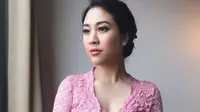 Potret Sherina Munaf Kondangan Pakai Kebaya (sumber: instagram/sherinasinna)