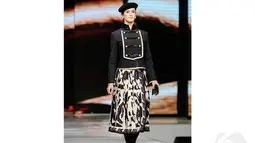 Seorang model cantik telihat mengenakan sebuah jaket bergaya military berwarna hitam yang dipadukan dengan rok lipit batik nuansa monokrom. Senin (19/5/2014) (Liputan6.com/Faizal Fanani)