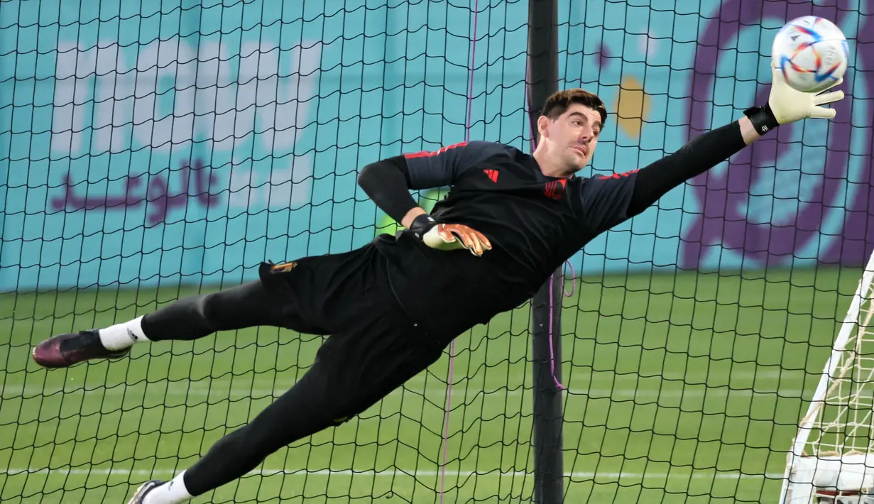<p>Kiper Belgia, Thibaut Courtois berusaha menepis bola saaat mengikuti sesi latihan di Salwa Training Site di Pantai Salwa, Doha pada 30 November 2022. Kroasia berada di peringkat pertama klasemen Grup F dengan empat poin, sedangkan Maroko di posisi kedua dengan empat poin. Sementara itu Belgia ketat menempel di peringkat tiga dengan raihan poin. (AFP/Jack Guez)</p>