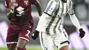 Penyerang Torino, Yann Karamoh berebut bola dengan gelandang Juventus Juan Cuadrado pada pekan ke-24 Liga Italia di Stadion Allianz, Rabu (1/3/2023) dini hari WIB. Sementara, Torino bercokol di posisi kesembilan klasemen, empat angka di belakang Juventus. (Fabio Ferrari/LaPresse via AP)