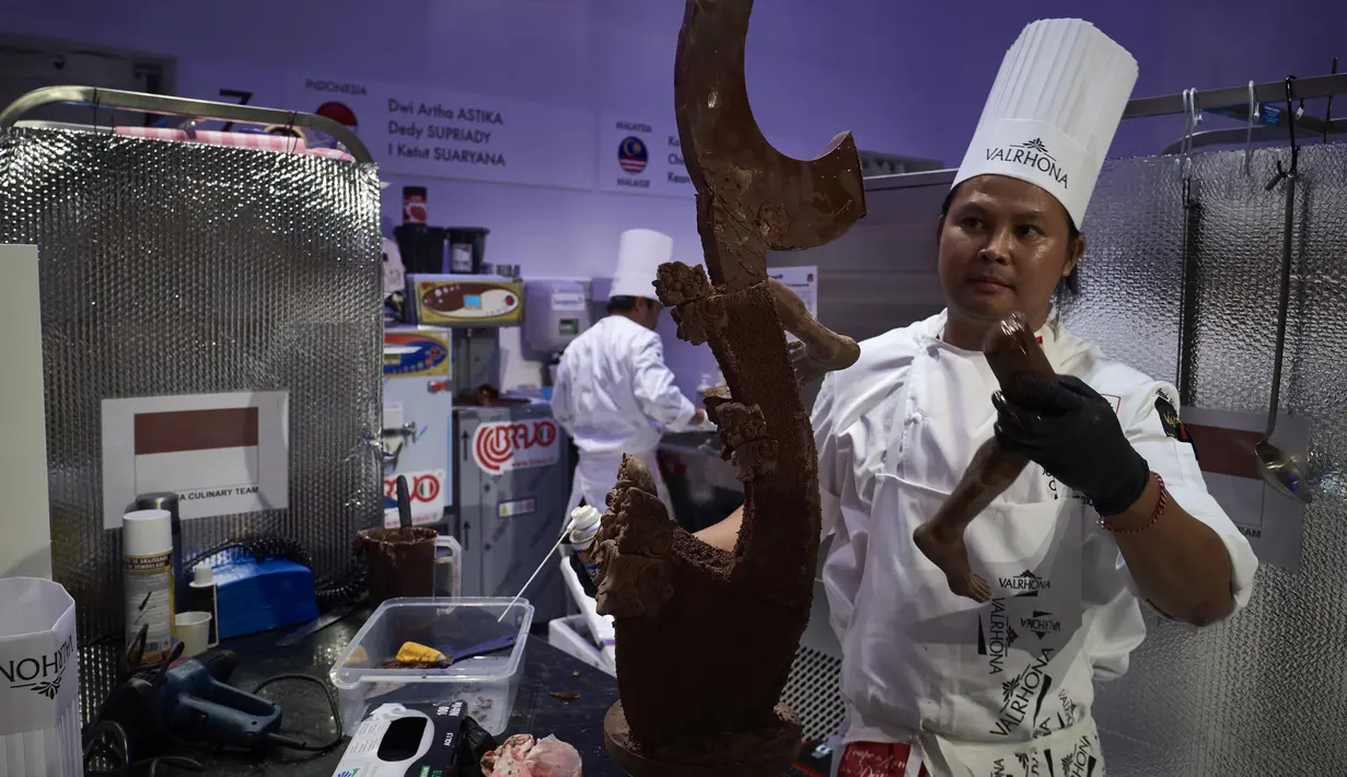Peserta asal Indonesia, Dedy Supriady sedang membuat coklat dalam final Pastries World Cup 2017 di Lyon, Prancis (22/1). Kreasi peserta akan dinilai berdasarkan rasa, presentasi artistik, serta kesesuaiannya dengan tema. (AFP/Jean Philippe)