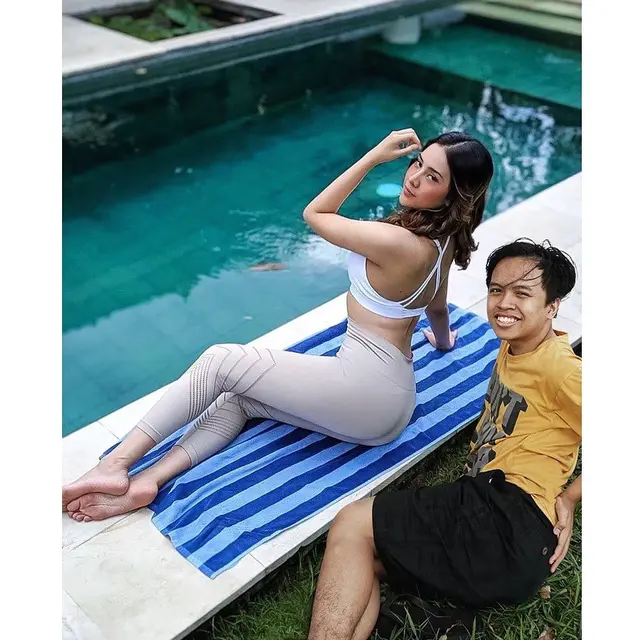 6 Editan Foto Pria Temani Seleb Tanah Air Berolahraga Ini Bikin Ketawa Geli