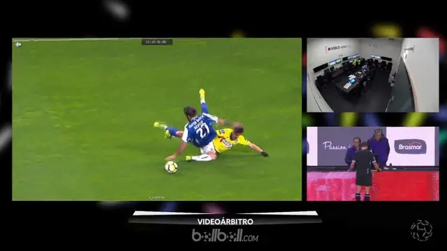 Teknologi VAR membantu Vitor Bruno, pemain Boavista menghindari kartu merah. This video is presented by Ballball.